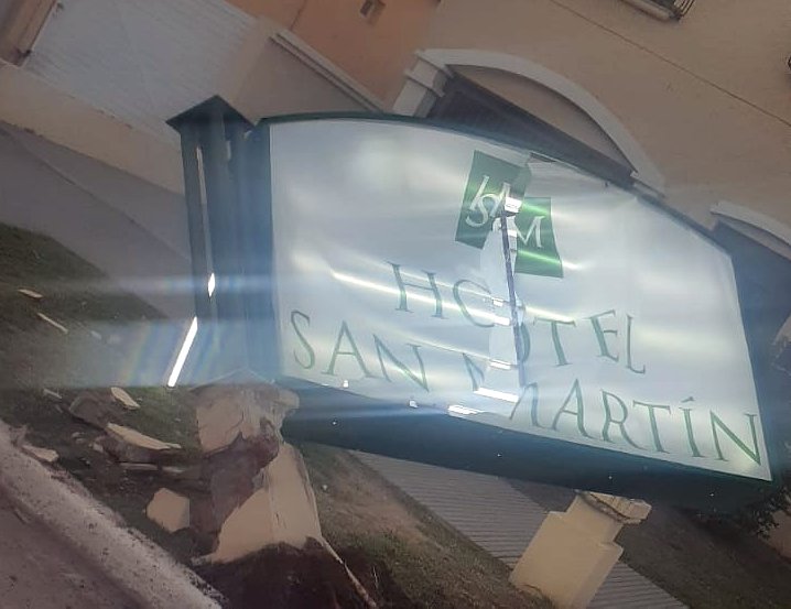 Automovilista chocó el cartel del Hotel San Martín y huyó