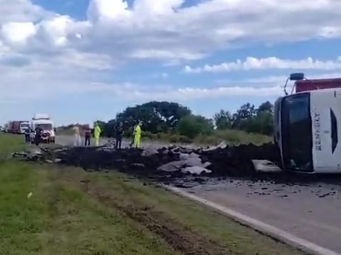 Ceres: Volcó un camión con carbón en Ruta 34