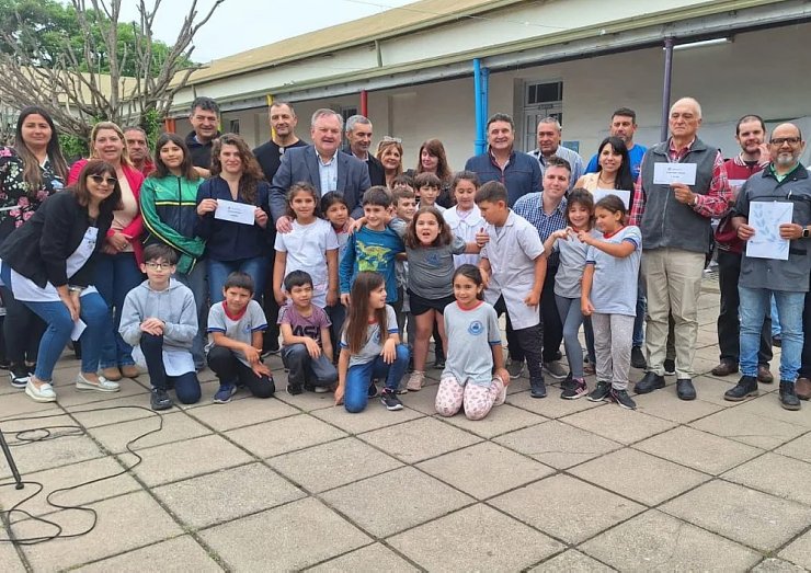 Michlig y González entregaron aportes gubernamentales a escuelas de San Cristóbal