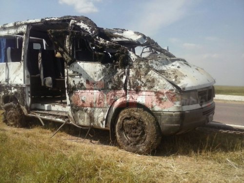 Dos heridos graves al volcar una traffic en Selva