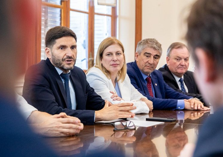 Pullaro  recibió de los Senadores la ley de necesidad de la Reforma Constitucional 