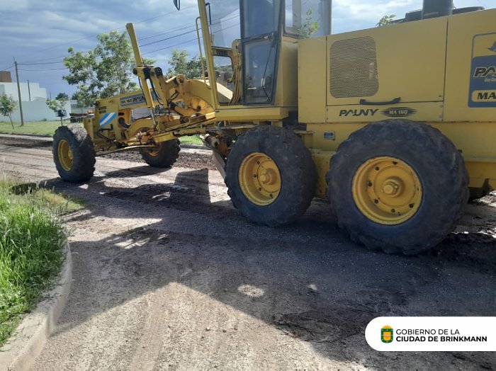 Trabajan en el mejorado de calles en Brinkmann