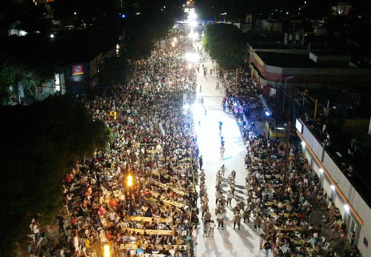 Multitudinaria apertura de los carnavales Suardi 2025