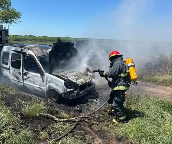 Se quemó un vehículo en zona rural de Col. Vignaud