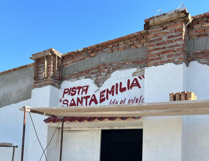 Suardi: Trabajan en refacciones del SUM de la Escuela de Col. Santa Emilia