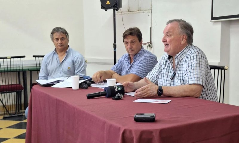 Formalizaron convenios para el mantenimiento de caminos rurales en el departamento