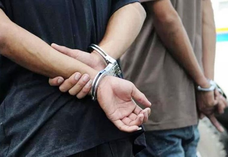 Dos jóvenes y tres mujeres detenidas en Brinkmann