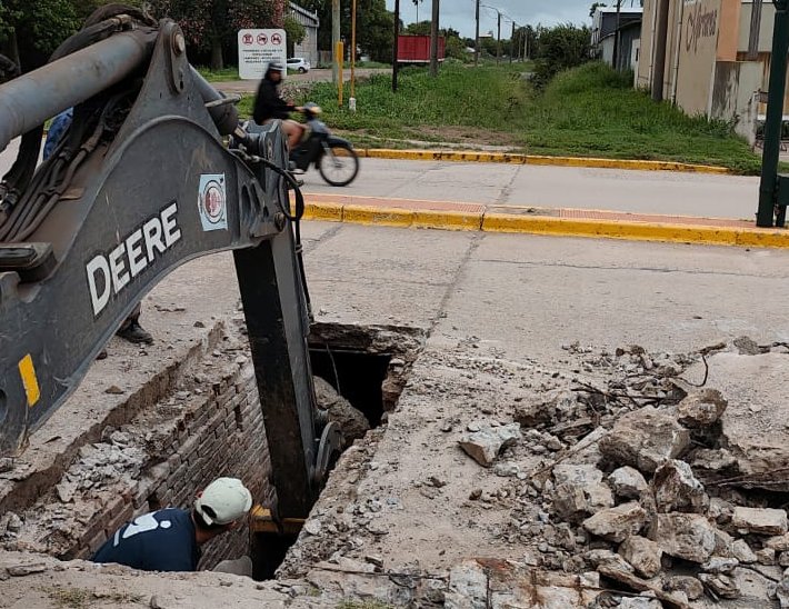 Morteros:Trabajan en la reparación de la losa que cubre el canal Alem