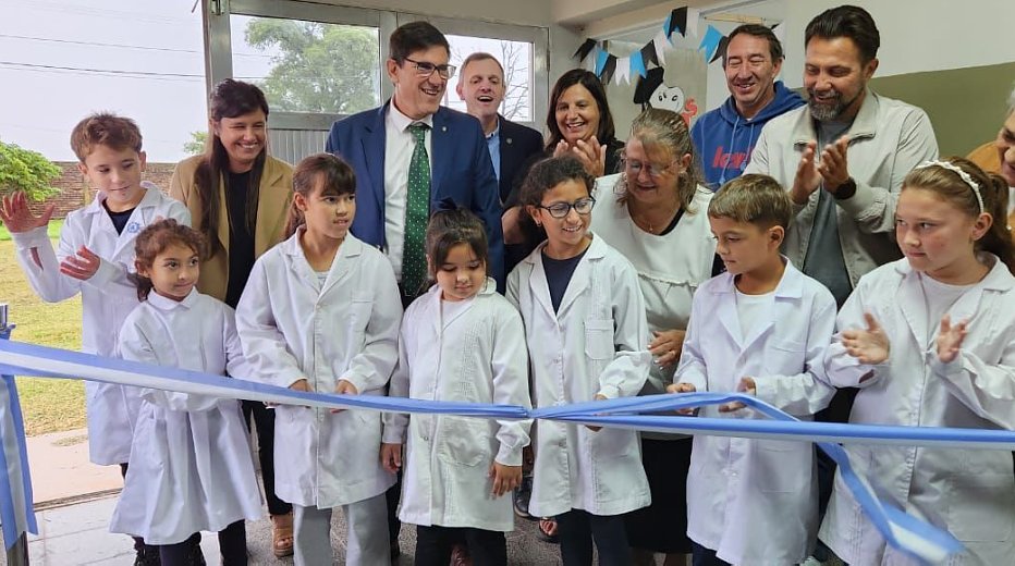 Goity inauguró obras en escuelas del departamento Castellanos