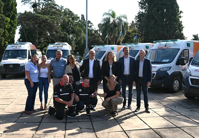 Entregaron ambulancias y minibuses 0 Km para emergencias y traslados en el depto. Castellanos