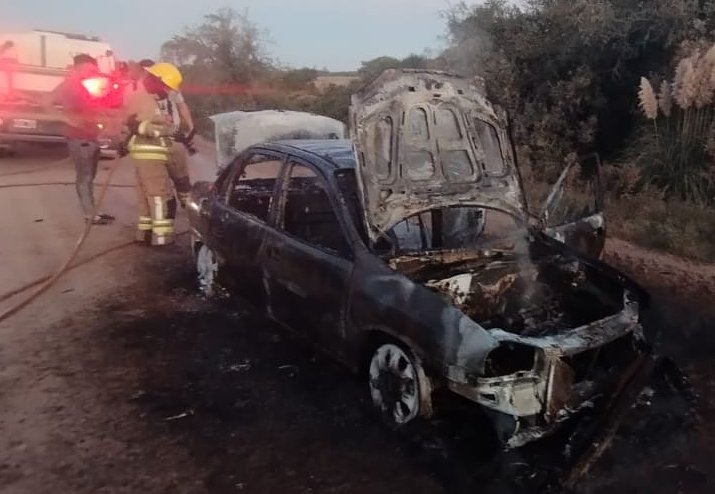 Accidente en Ceres y un auto se incendió en Monigotes
