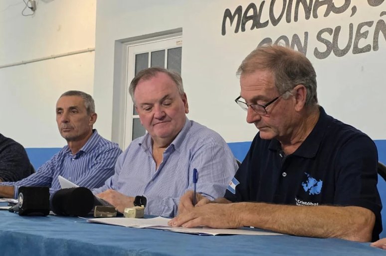 Michlig visitió clubes de San Cristóbal, Ceres y firmó convenio con el Centro de Ex Combatientes