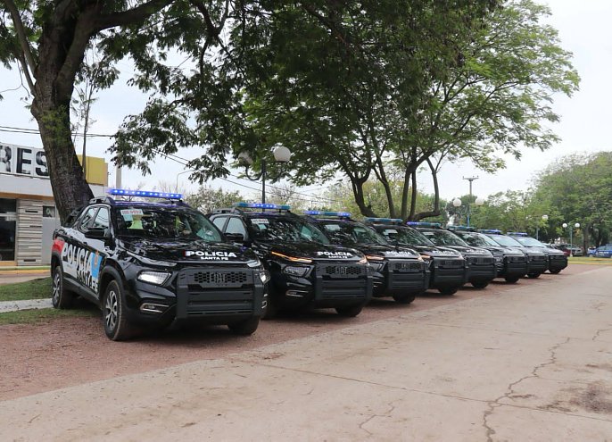 La Provincia refuerza con 13 camionetas a la Policía del departamento San Cristóbal