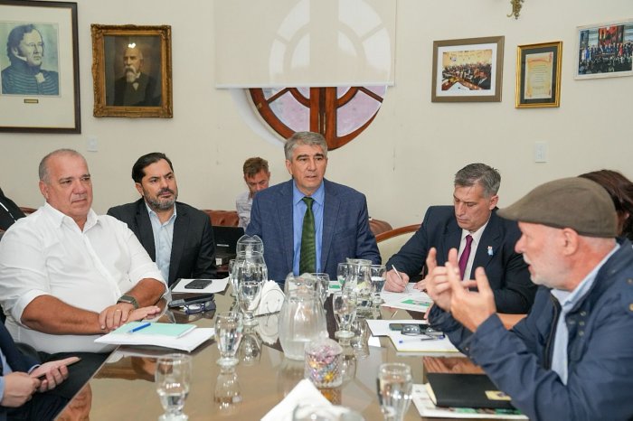 Provincia ofreció a los estatales una compensación por meses anteriores y un aumento trimestral del 8 %