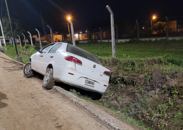 Un auto terminó en un canal en Morteros