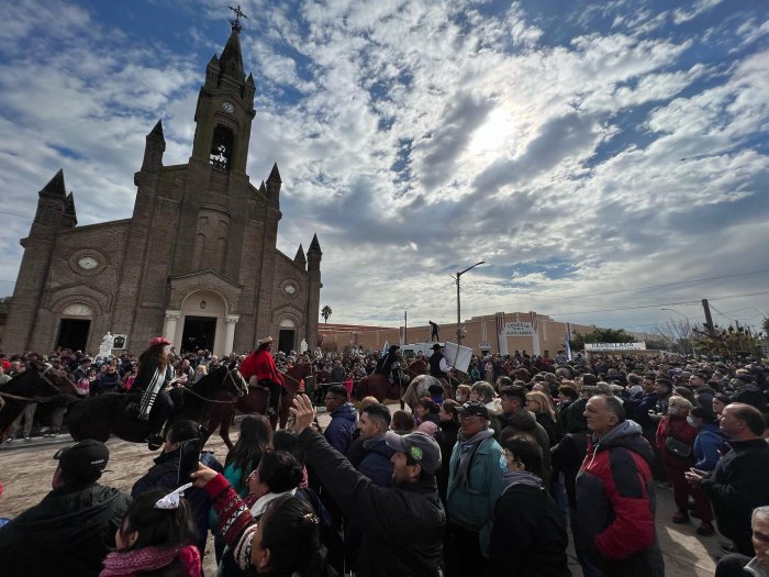 Multitudinaria Peregrinación a María Auxiliadora en Col. Vignaud