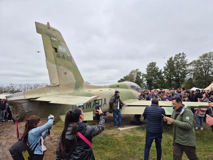 Sunchales: Fue presentado oficialmente el avión del héroe de Malvinas, Owen Crippa