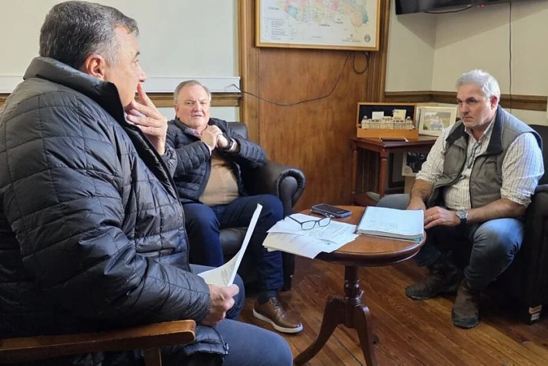 Reunión de trabajo para analizar el avance de obras hídricas en el Departamento San Cristóbal