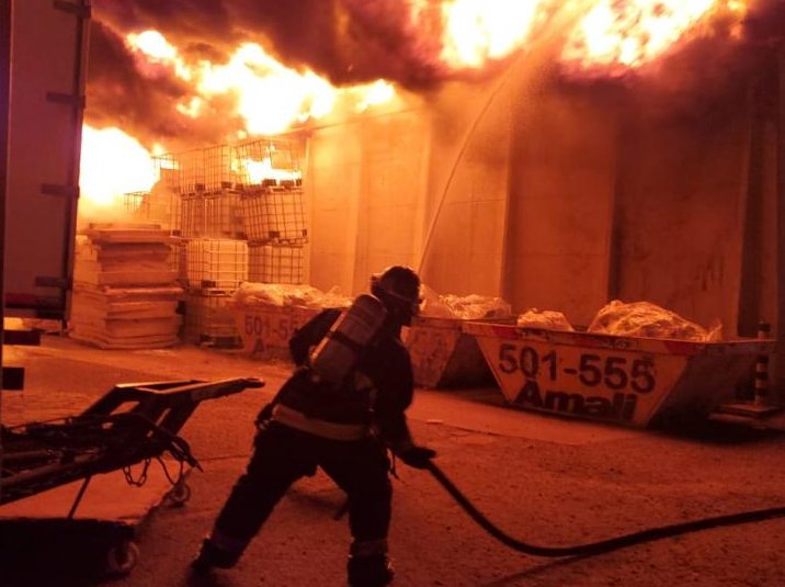 Importante incendio afectó a una fábrica de colchones de Rafaela