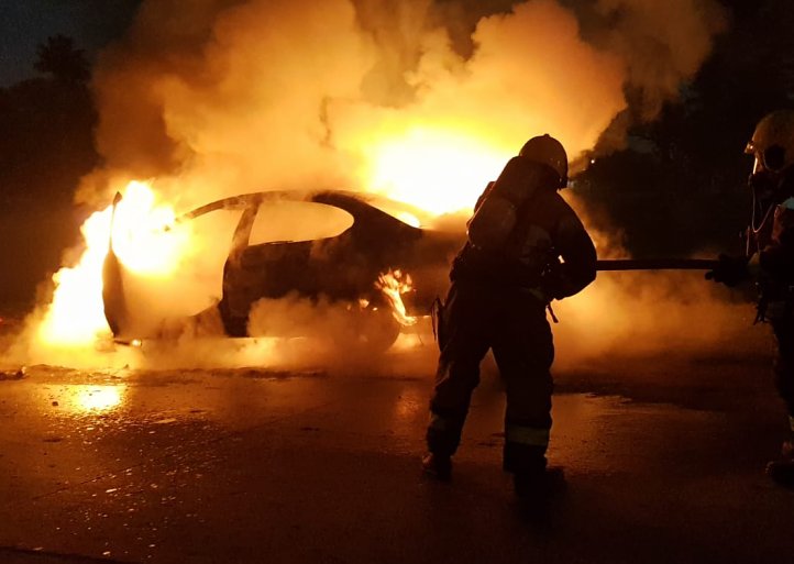 Se incendió un auto luego de chocar con un camión en Morteros