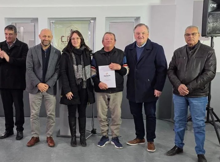 Puccini y Michlig entregaron créditos a apicultores del departamento