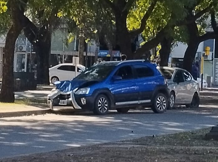 Morteros: Una mujer perdió el control de su auto y chocó a otros dos