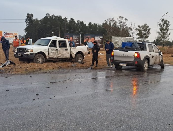 Chocaron dos camionetas en el cruce en Arrufó
