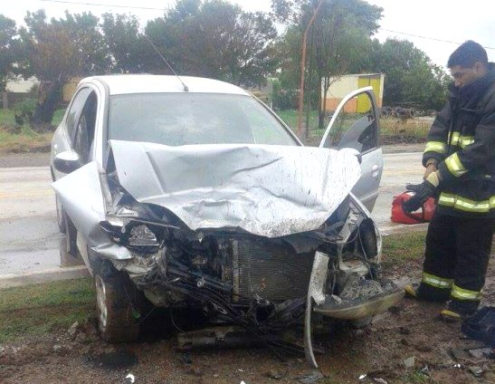 Choque frontal en Porteña dejó importantes daños materiales