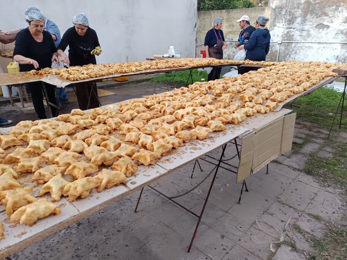 Suardi: Otra gran venta de pastelitos de los Amigos de San Cayetano