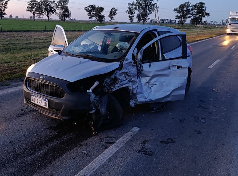 Accidente entre un omnibus y un auto en cercanías de Villa Trinidad