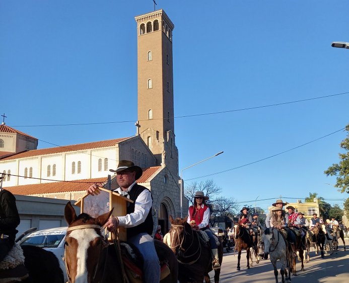 Ciclistas, motociclistas, autos antiguos y agrupaciones gauchas también honraron a San Cayetano
