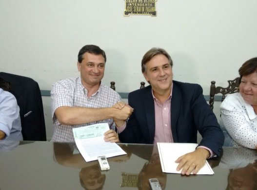 Brinkmann: Llaryora entregó fondos para obras de pavimentación