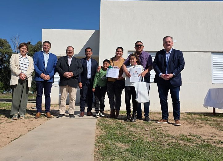 Michlig encabezó en Moisés Ville actos de entrega de una vivienda y de aportes gubernamentales