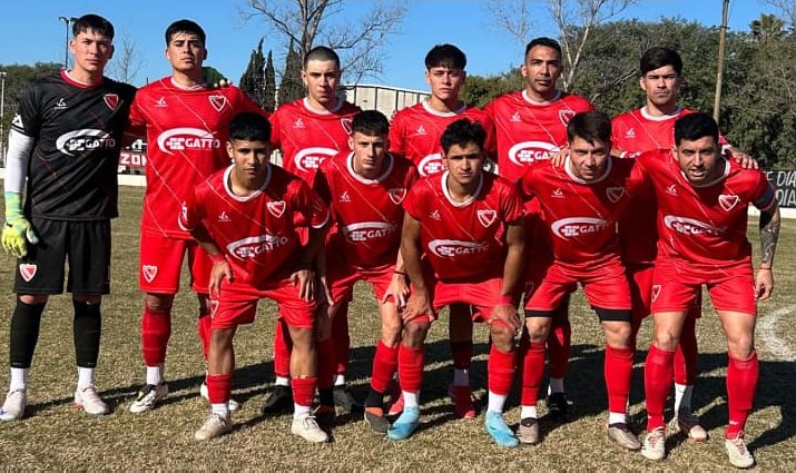 Clasificatorio: Juniors debutó con una victoria