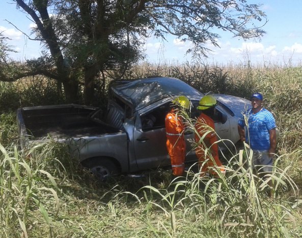 Hermanos lesionados al chocar contra un árbol en zona rural de Freyre