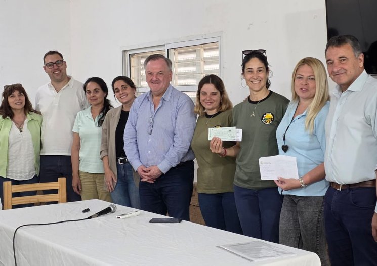Michlig y González entregaron fondos provinciales a escuelas de Ceres y Hersilia