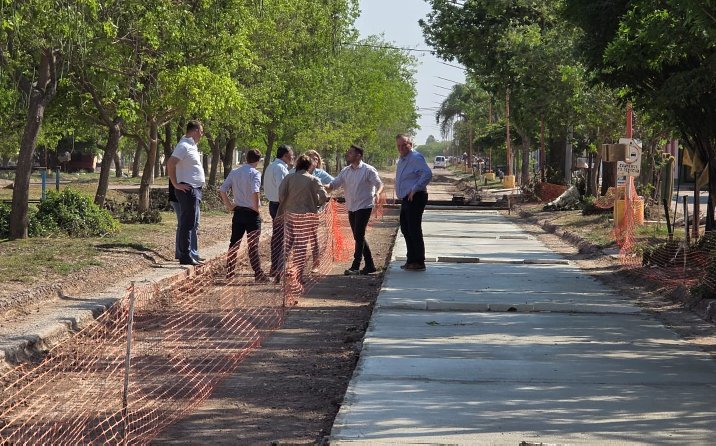Michlig y González entregaron aportes escolares y supervisaron la obra de pavimentación de Av. Italia