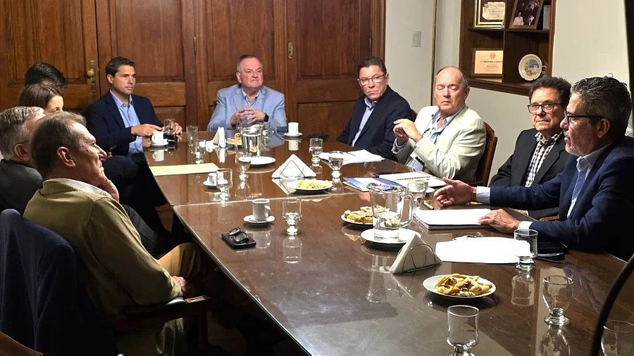 Senadores provinciales recibieron a representantes de empresas de cable e internet