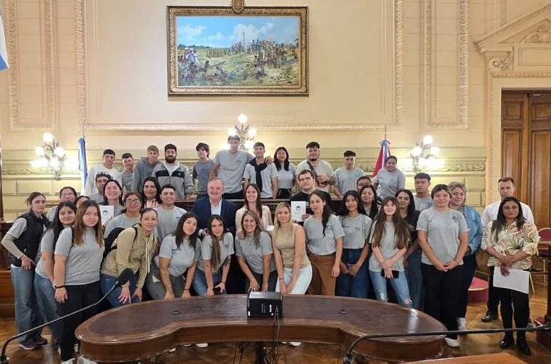 Alumnos del EEMPA N° 1219 de Ambrosetti visitaron el Senado Provincial