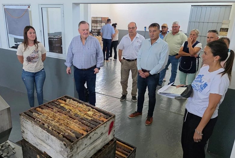 Michlig visitó la nueva Sala de extracción de miel de la Cooperativa de Apicultores de Ambrosetti