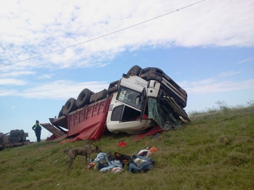Dos heridos al volcar un camión en cercanías de Arrufó