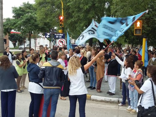 Docentes de Morteros y la región protestaron en la plaza San Martín