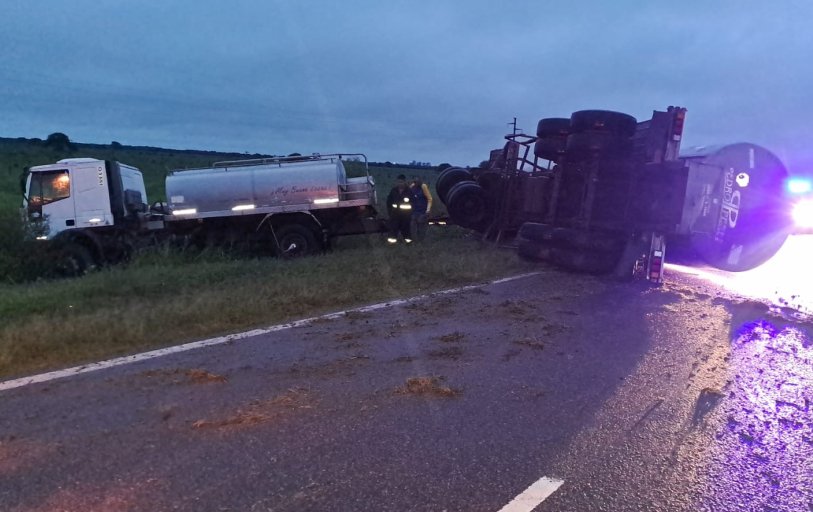 Volcó un camión cisterna en cercanías de Arrufó
