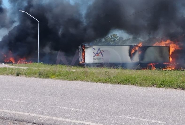Dos muertos en choque de camiones en el cruce de  Arrufó