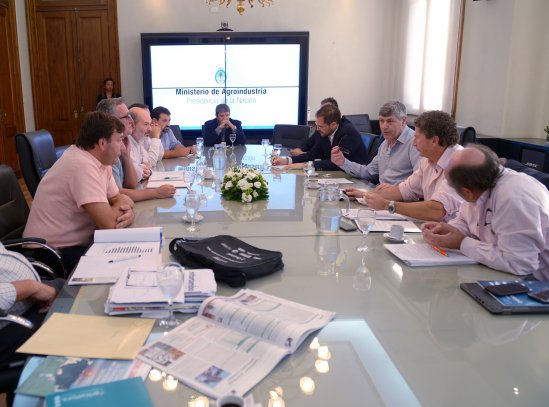 Buryaile se reunió con las Cámaras lecheras y prometió más medidas