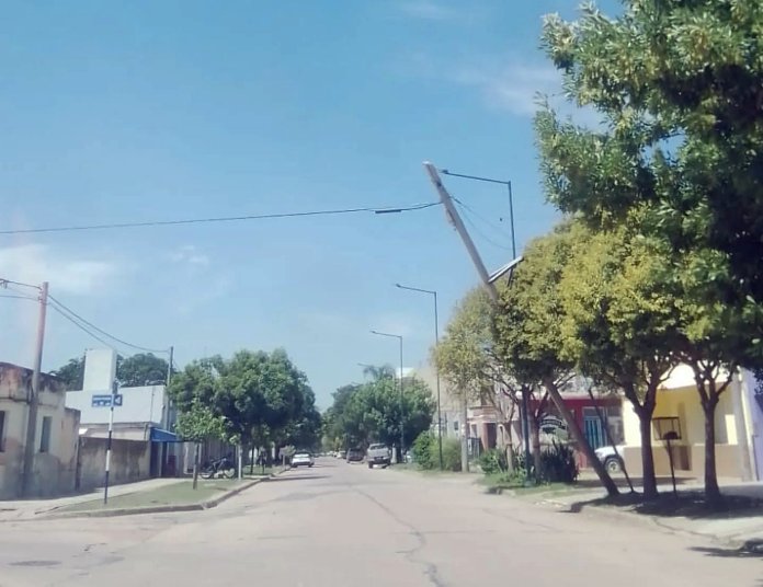Bomberos de Morteros intervinieron por postes a punto de caer