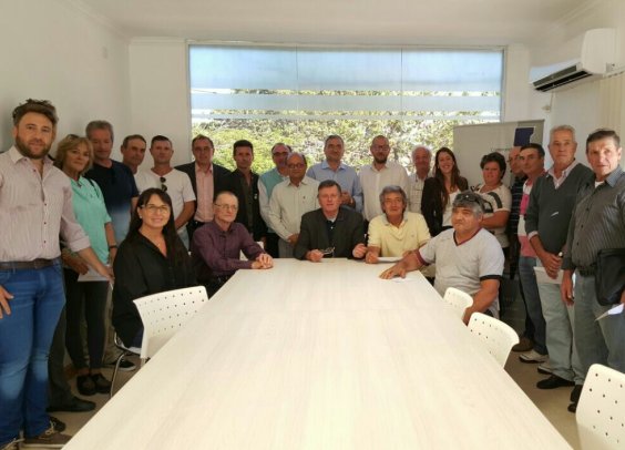Entregaron créditos a productores tamberos y apícolas del depto. Castellanos