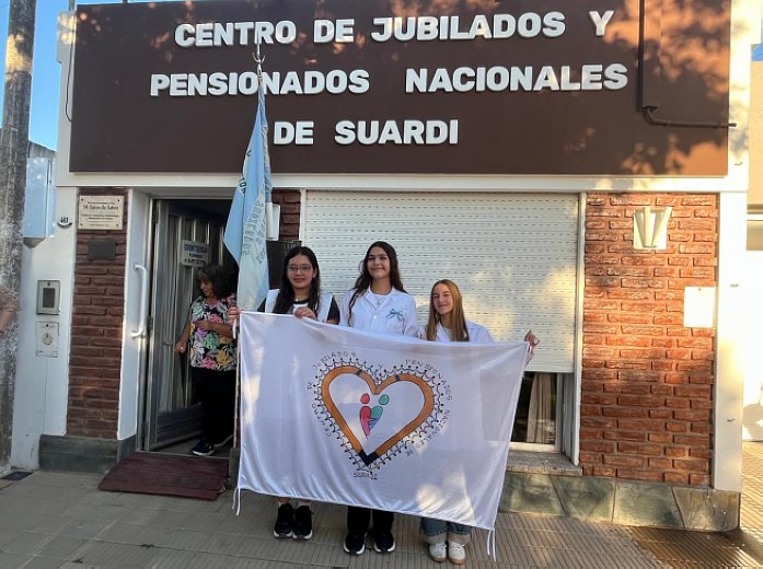 El Centro de Jubilados de Suardi ya tiene su nueva bandera institucional