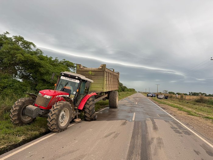 Accidente entre un auto y un tractor en Colonia Dos Hermanos
