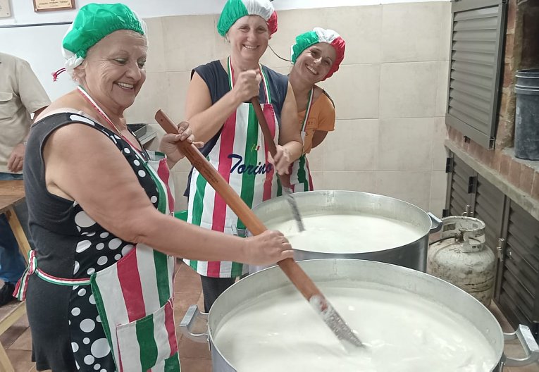 La Familia Piemontesa de Suardi volvió a convocar a la comunidad con su tradicional bagna cauda